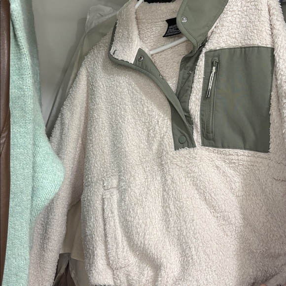 Vuori Cozy Sherpa Popover $148 in Dune Medium - Picture 9 of 11